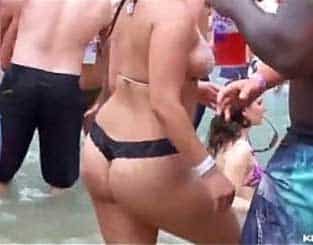 flagra gordinha de fio dental na praia